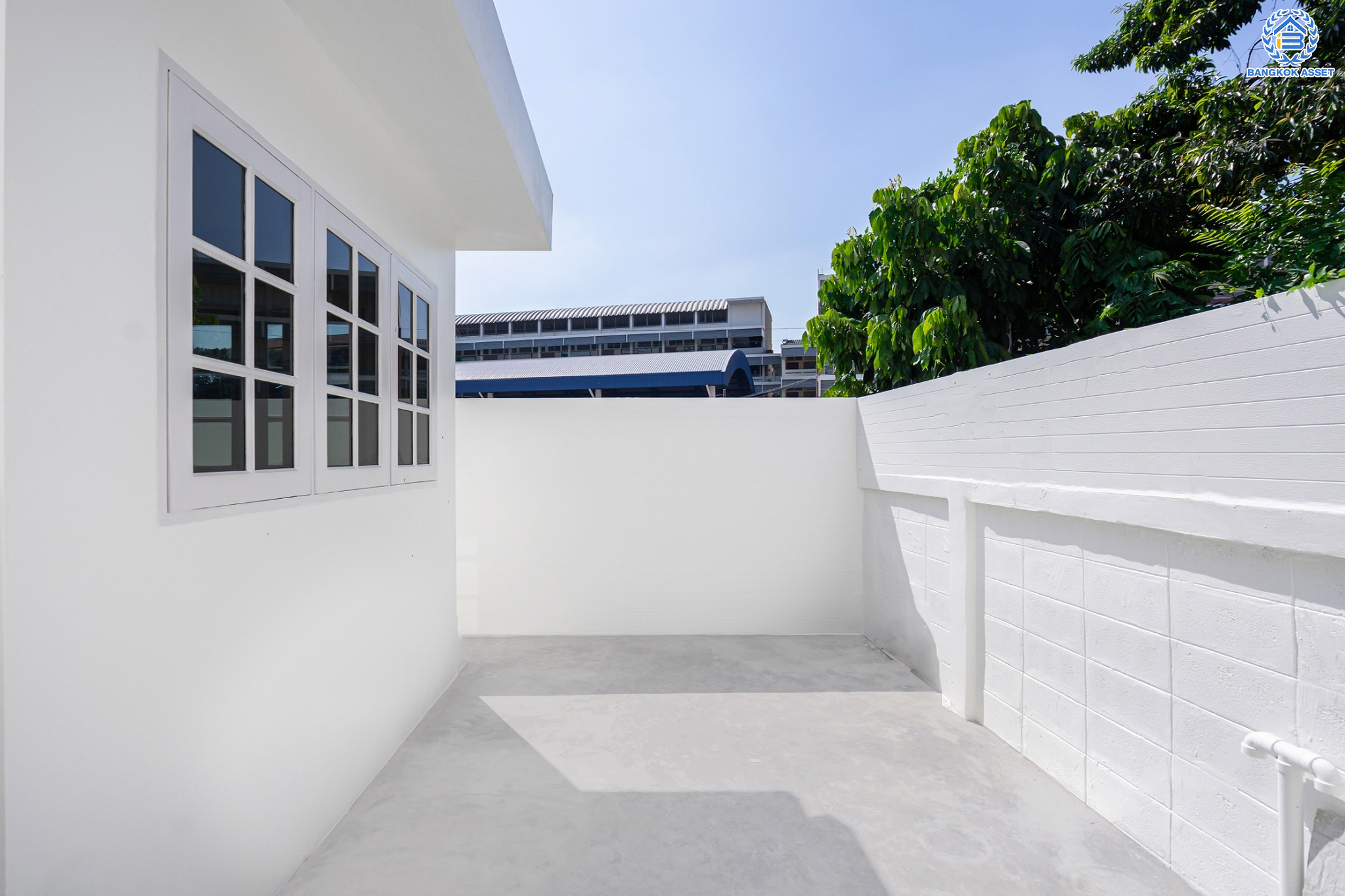 บ้านมือสองตกแต่งใหม่ ซอยวัดเวฬุวนาราม36 สรงประภา-ดอนเมือง บ้านเดี่ยวหลังใหญ่ เนื้อที่ 101 ตร.ว. ฟังก์ชัน 5 ห้องนอน 5 ห้องน้ำ 1 ห้องอเนกประสงค์ 1 ห้องรับประทานอาหาร 1 ห้องแม่บ้าน จอดรถได้ถึง 4 คัน บนทำเลดีที่สุด ใกล้สนามบินดอนเมือง ทางด่วน "ศรีสมาน" และรถไฟฟ้าสายสีแดง "สถานีดอนเมือง"